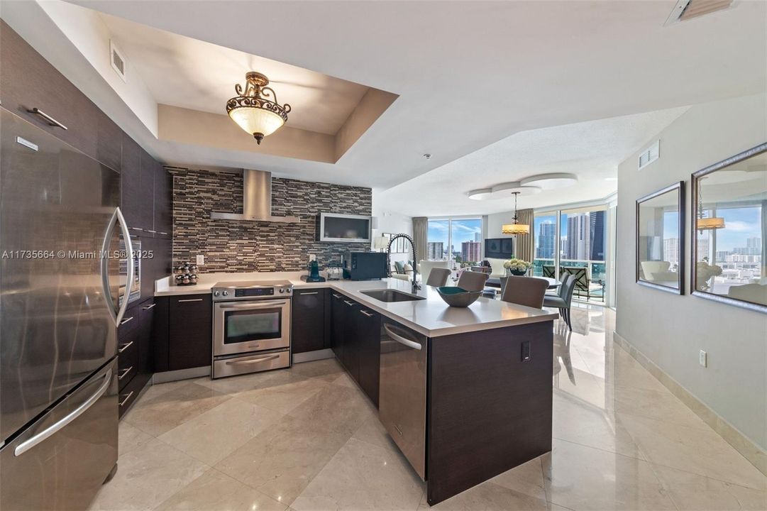 En Venta: $915,000 (3 camas, 2 baños, 1461 Pies cuadrados)