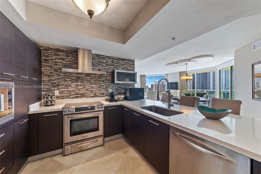 En Venta: $915,000 (3 camas, 2 baños, 1461 Pies cuadrados)