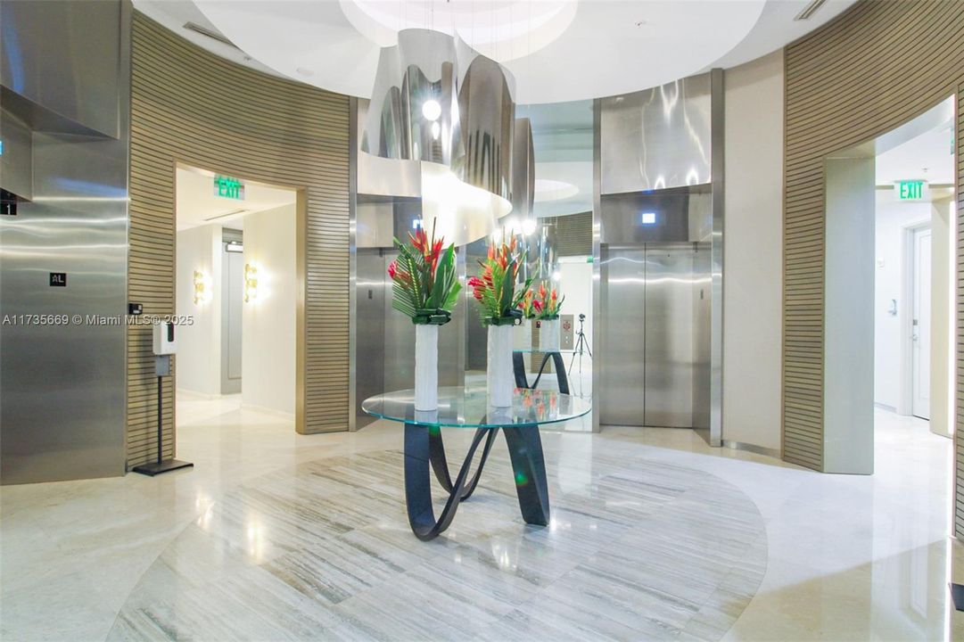 待售: $929,000 (2 贝兹, 2 浴室, 1056 平方英尺)