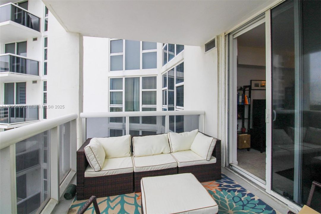 待售: $929,000 (2 贝兹, 2 浴室, 1056 平方英尺)