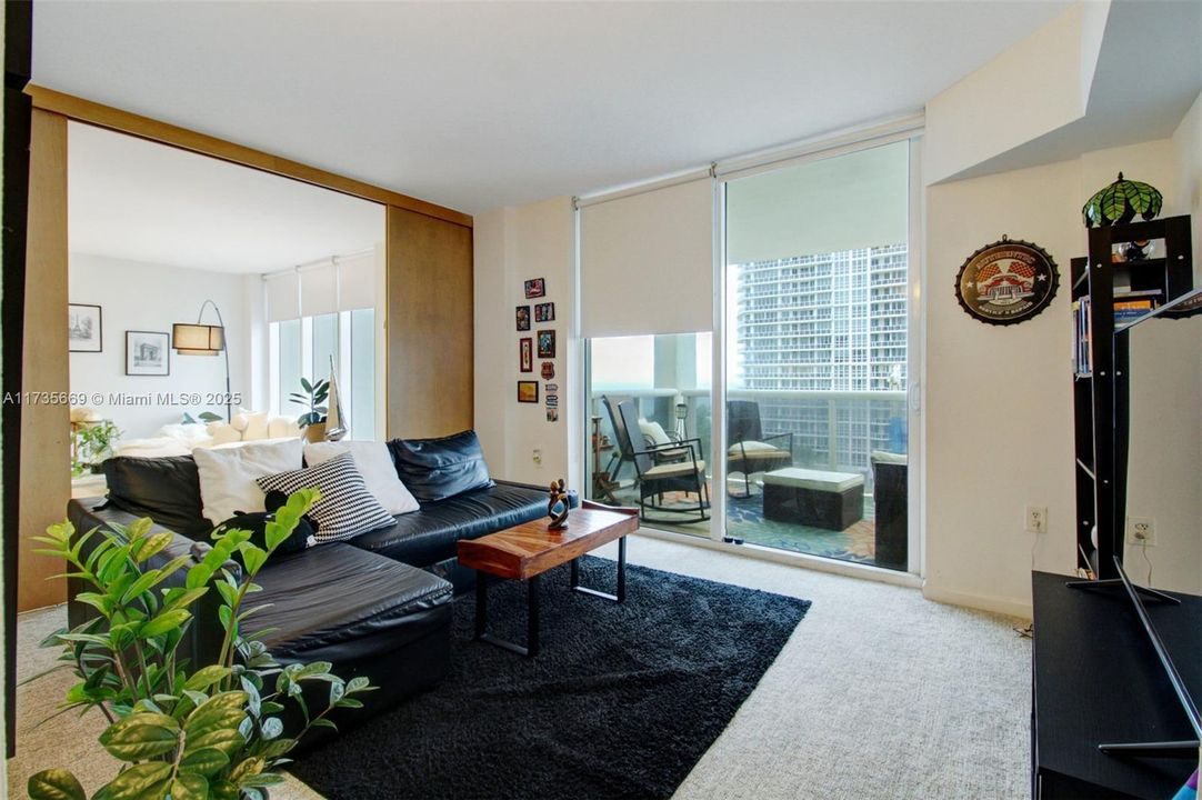 待售: $929,000 (2 贝兹, 2 浴室, 1056 平方英尺)