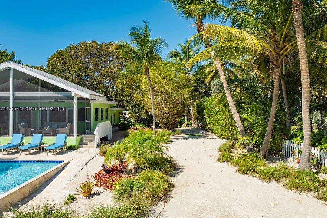 Недавно продано: $3,999,000 (5 спален, 4 ванн, 2358 Квадратных фут)