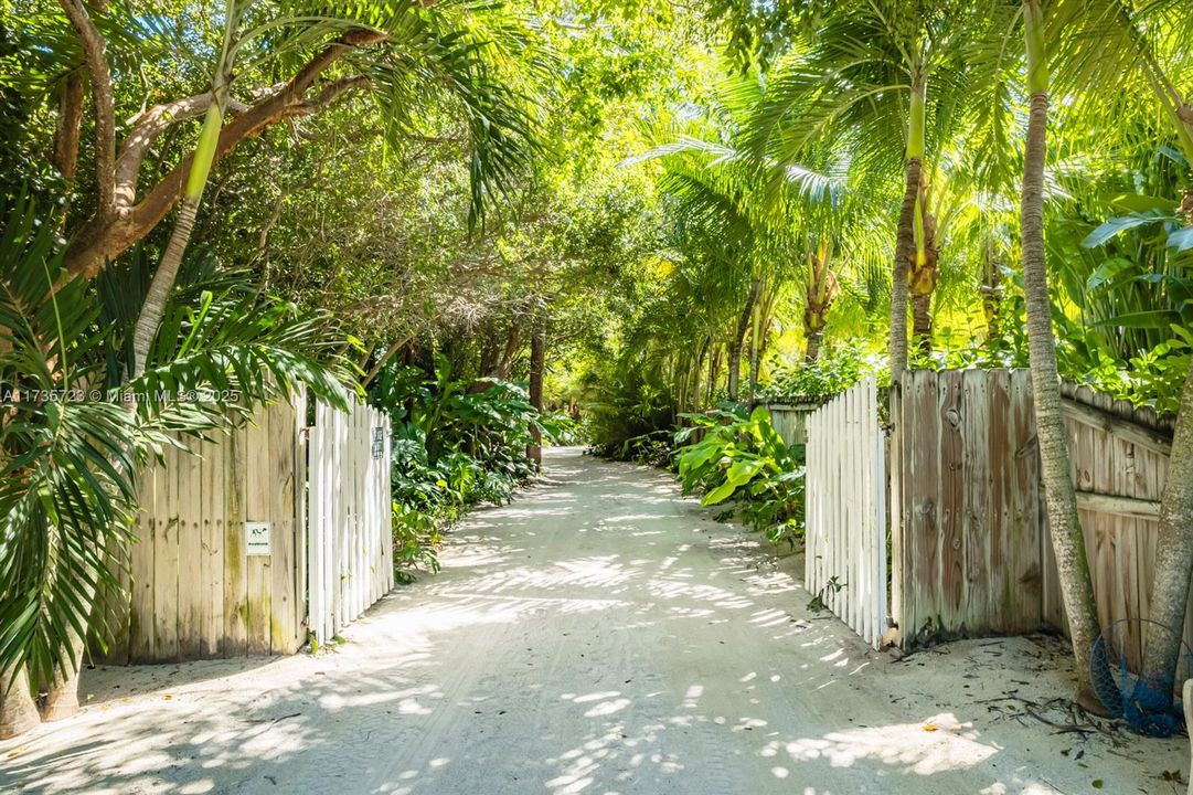 Недавно продано: $3,999,000 (5 спален, 4 ванн, 2358 Квадратных фут)