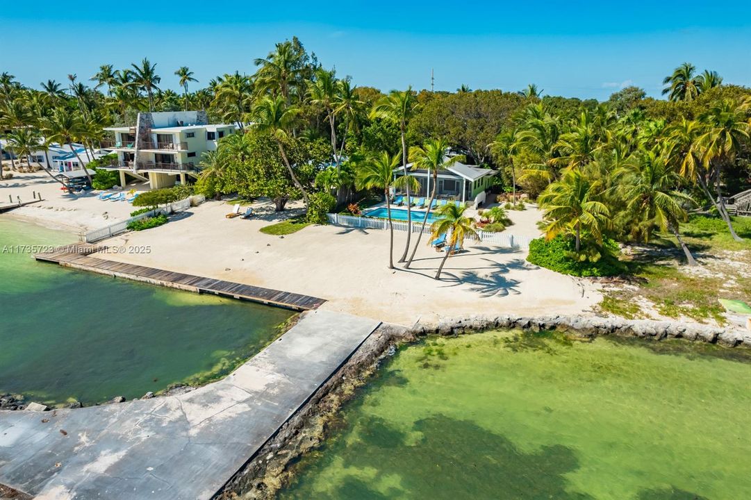 Недавно продано: $3,999,000 (5 спален, 4 ванн, 2358 Квадратных фут)