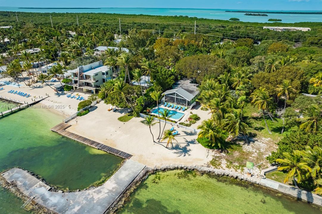 Недавно продано: $3,999,000 (5 спален, 4 ванн, 2358 Квадратных фут)