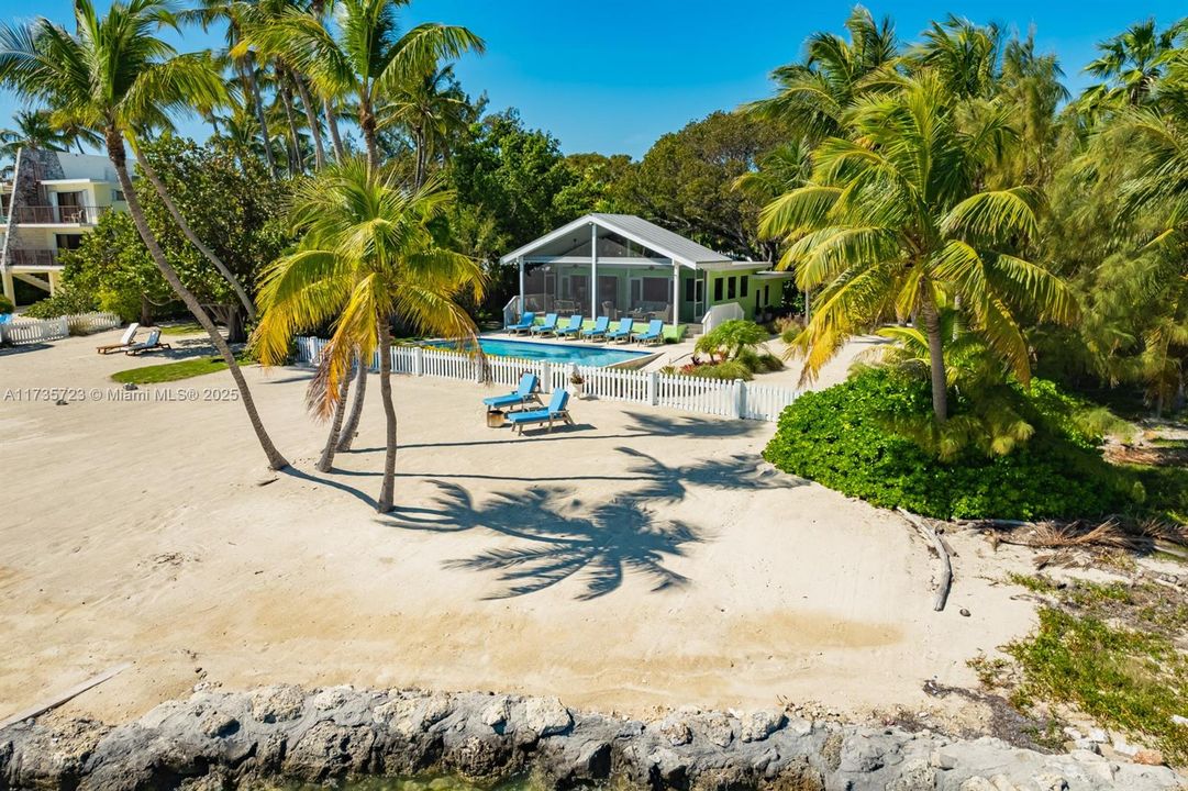 Недавно продано: $3,999,000 (5 спален, 4 ванн, 2358 Квадратных фут)