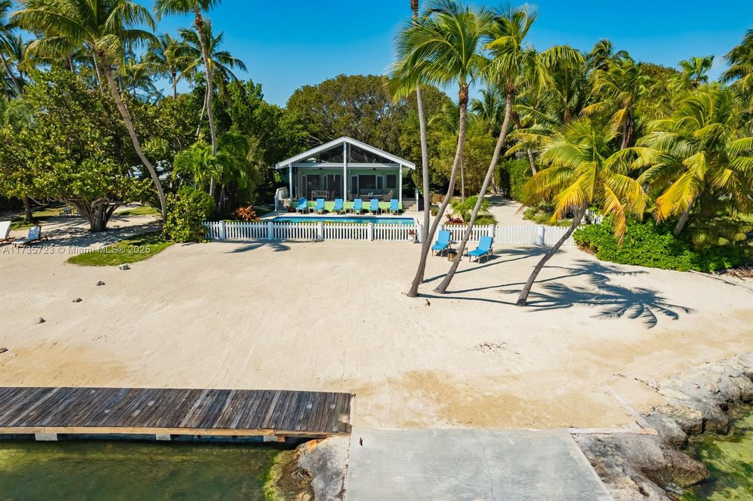 Недавно продано: $3,999,000 (5 спален, 4 ванн, 2358 Квадратных фут)