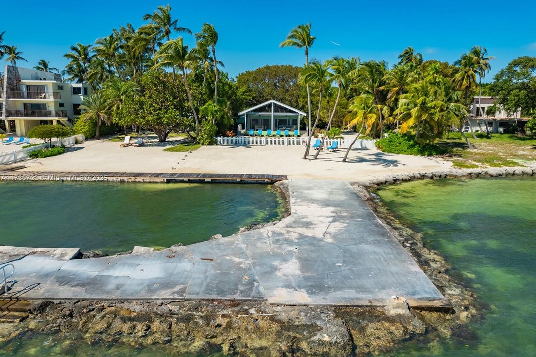 Недавно продано: $3,999,000 (5 спален, 4 ванн, 2358 Квадратных фут)