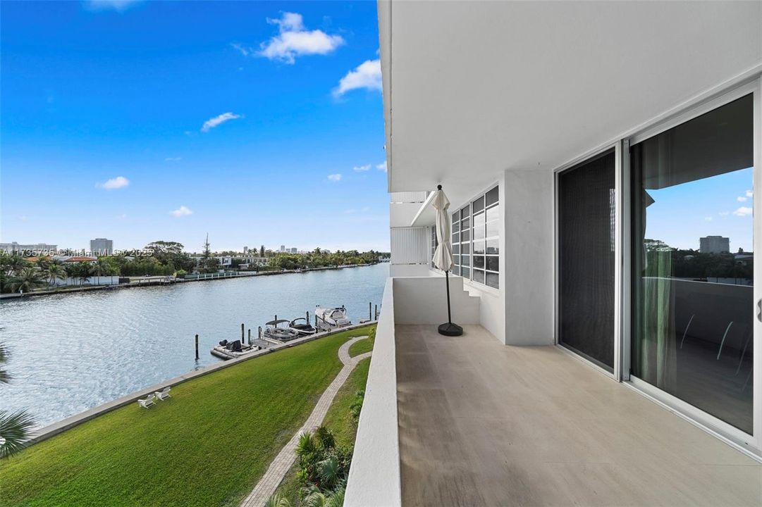 Vendido Recientemente: $630,000 (2 camas, 2 baños, 1108 Pies cuadrados)