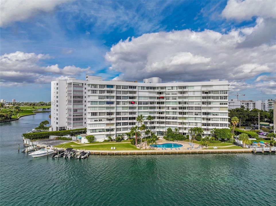 Vendido Recientemente: $630,000 (2 camas, 2 baños, 1108 Pies cuadrados)