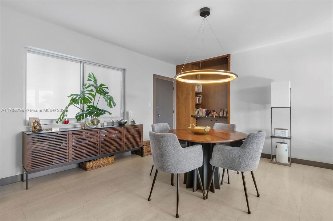 Vendido Recientemente: $630,000 (2 camas, 2 baños, 1108 Pies cuadrados)