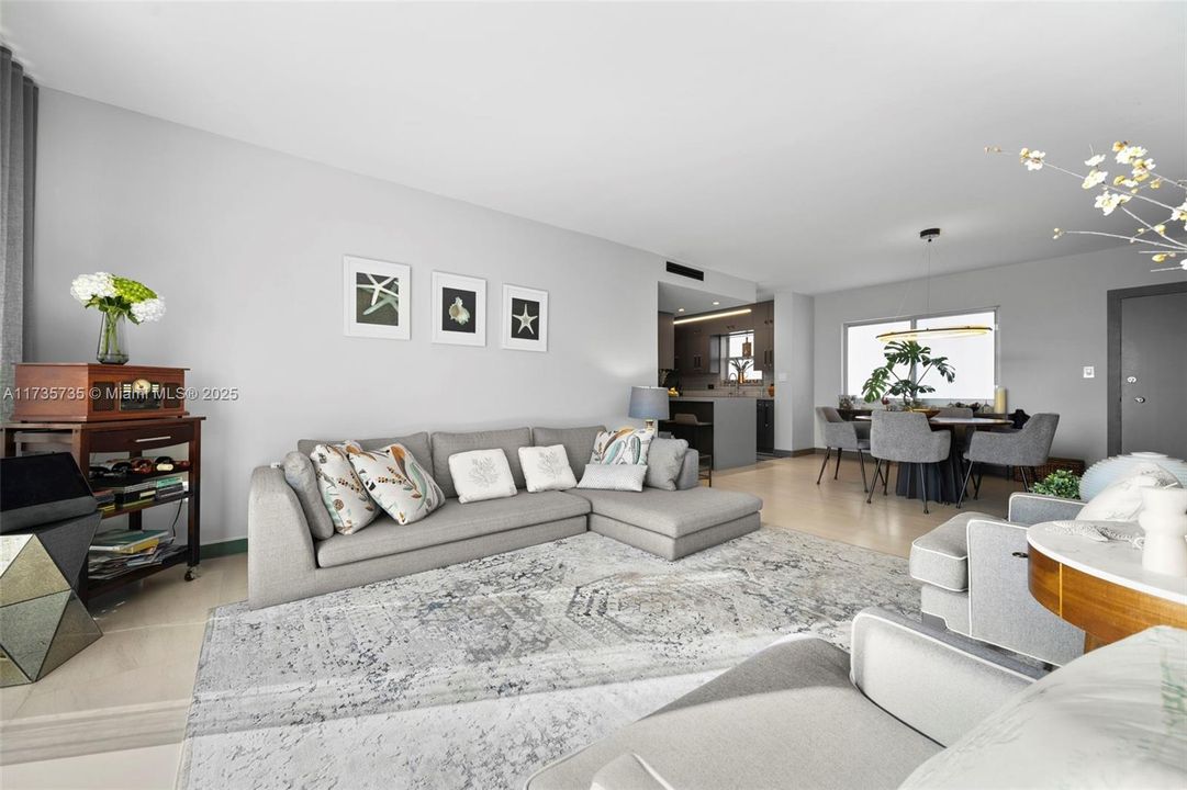 Vendido Recientemente: $630,000 (2 camas, 2 baños, 1108 Pies cuadrados)