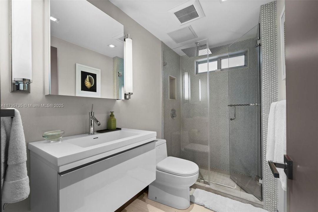 Vendido Recientemente: $630,000 (2 camas, 2 baños, 1108 Pies cuadrados)