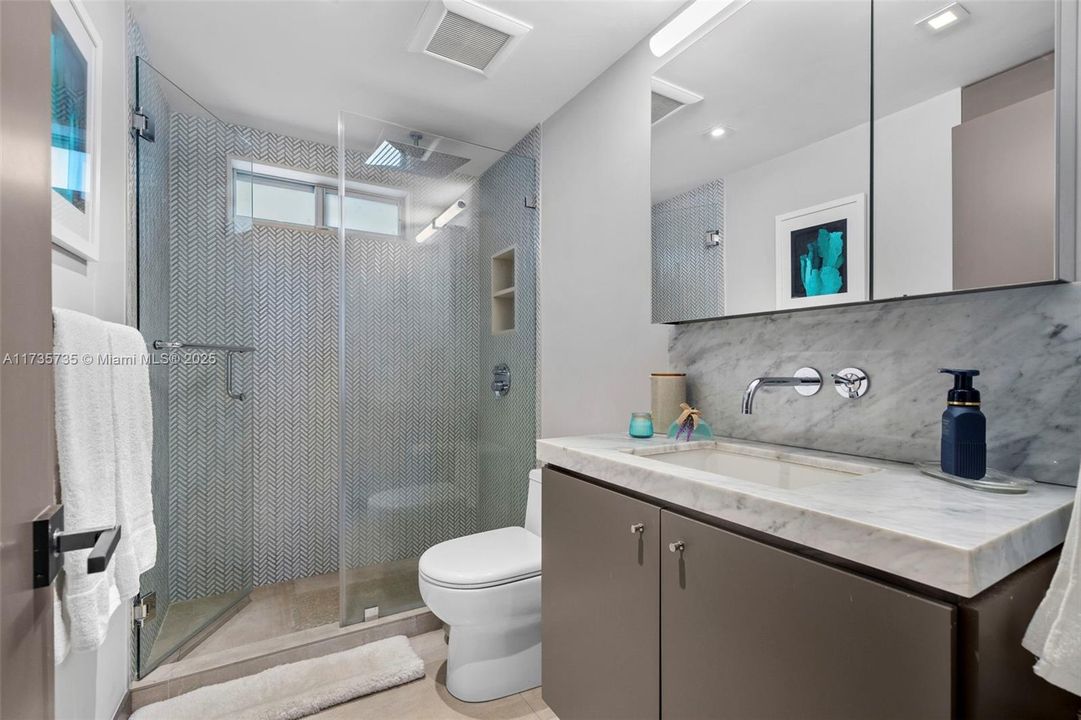 Vendido Recientemente: $630,000 (2 camas, 2 baños, 1108 Pies cuadrados)