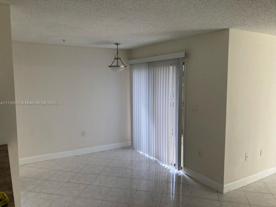 Recently Rented: $1,675 (1 beds, 1 baths, 925 Square Feet)