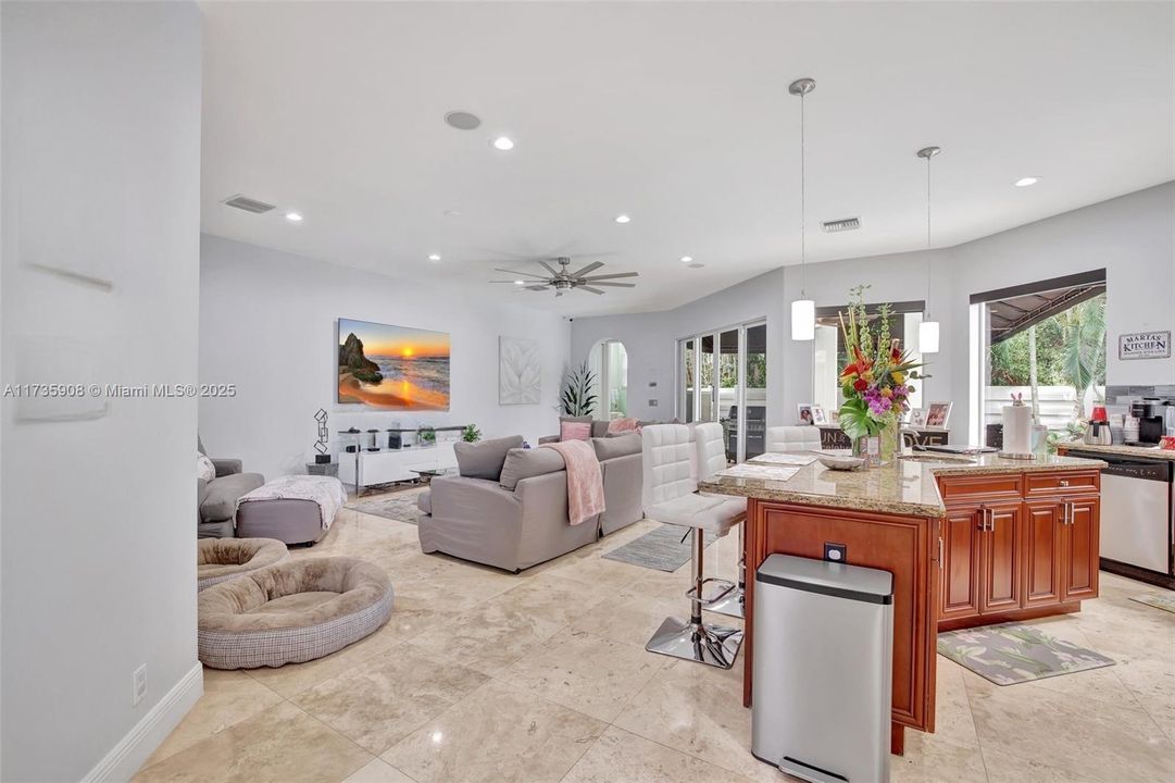 最近售出: $1,790,000 (4 贝兹, 3 浴室, 3486 平方英尺)