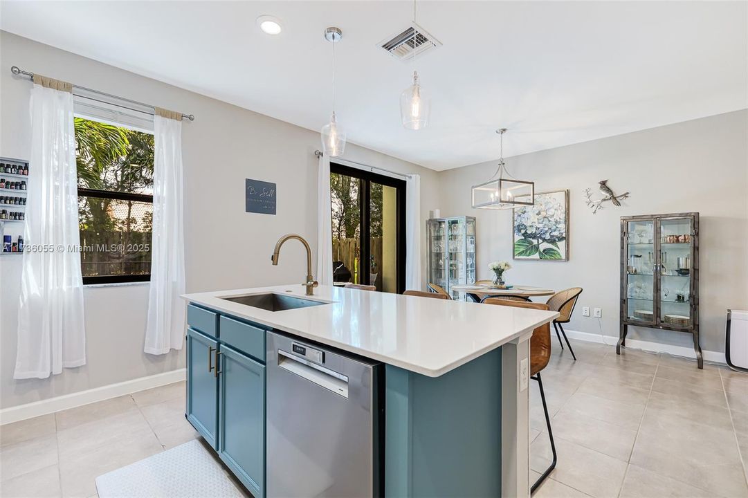 Recently Sold: $550,000 (3 beds, 2 baths, 1829 Square Feet)
