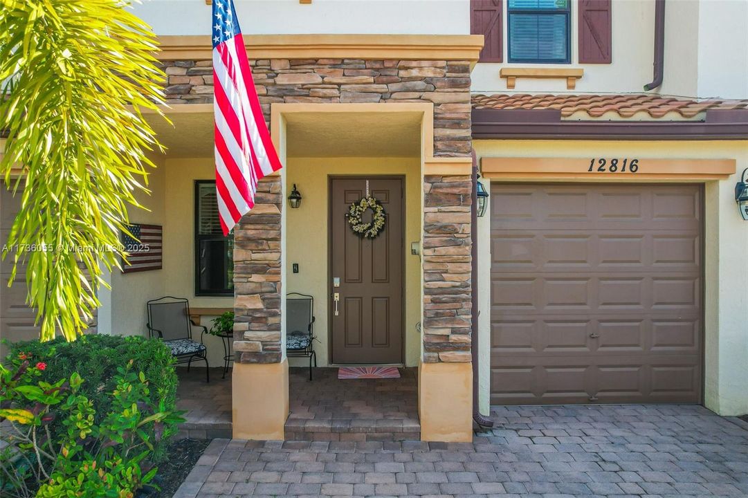Recently Sold: $550,000 (3 beds, 2 baths, 1829 Square Feet)