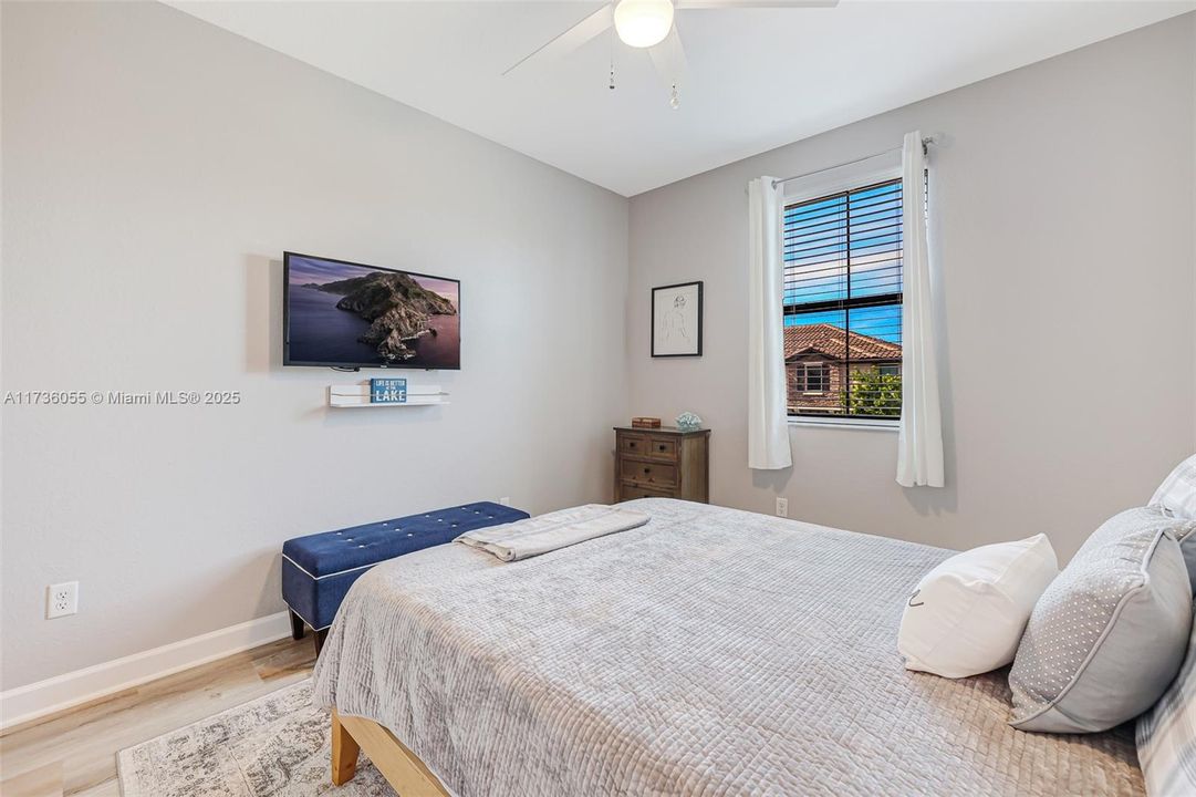 Recently Sold: $550,000 (3 beds, 2 baths, 1829 Square Feet)
