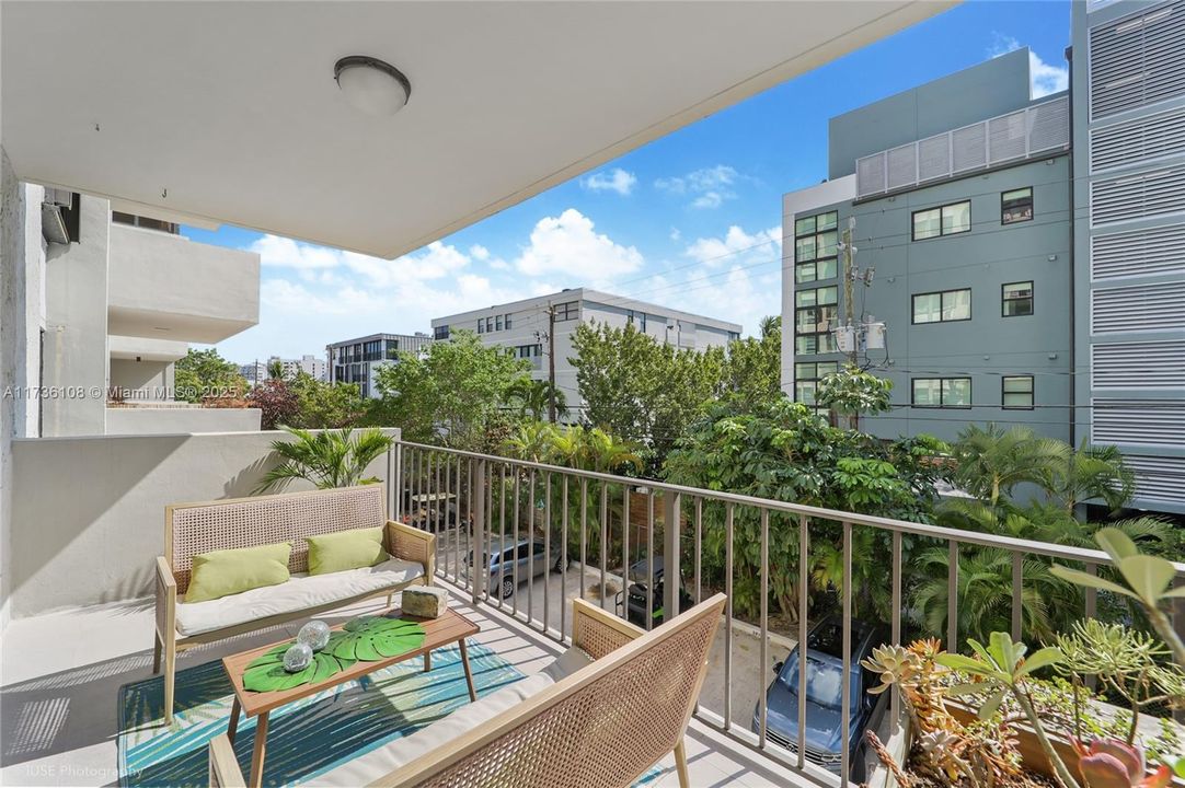 For Sale: $720,000 (2 beds, 2 baths, 1311 Square Feet)