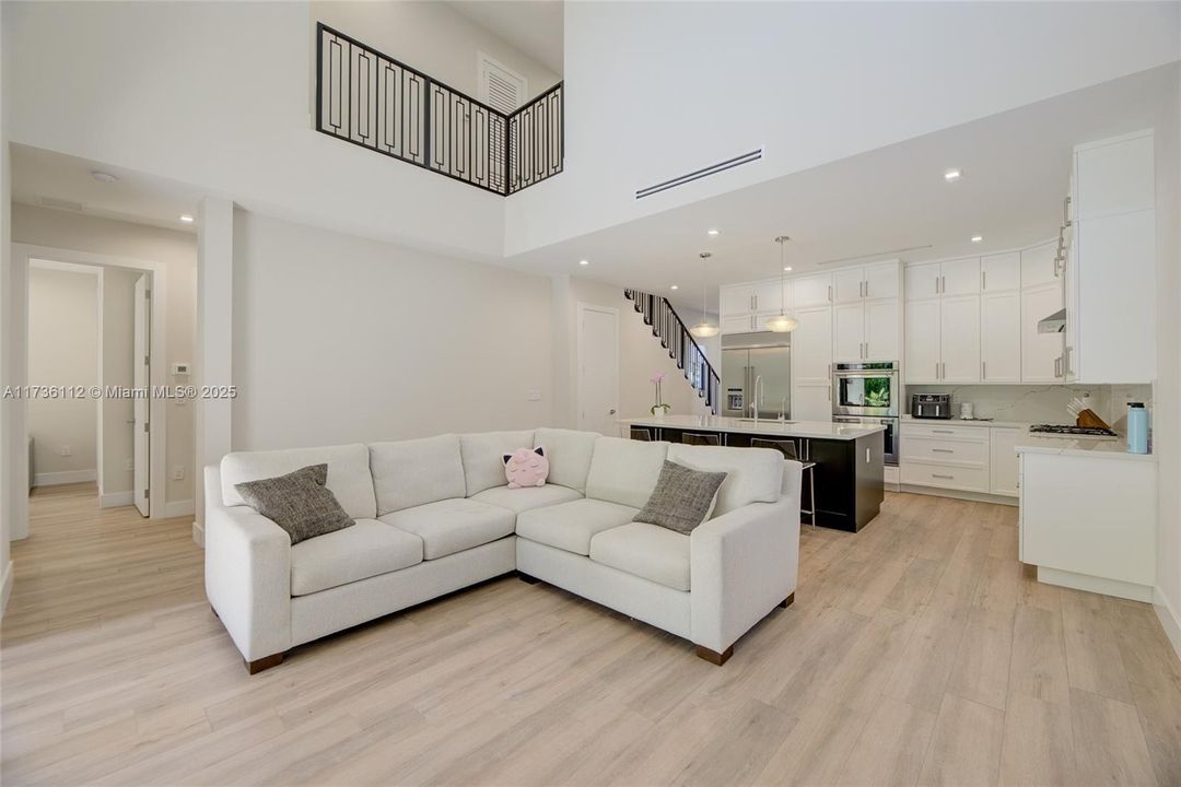 Vendido Recientemente: $2,450,000 (4 camas, 4 baños, 2955 Pies cuadrados)