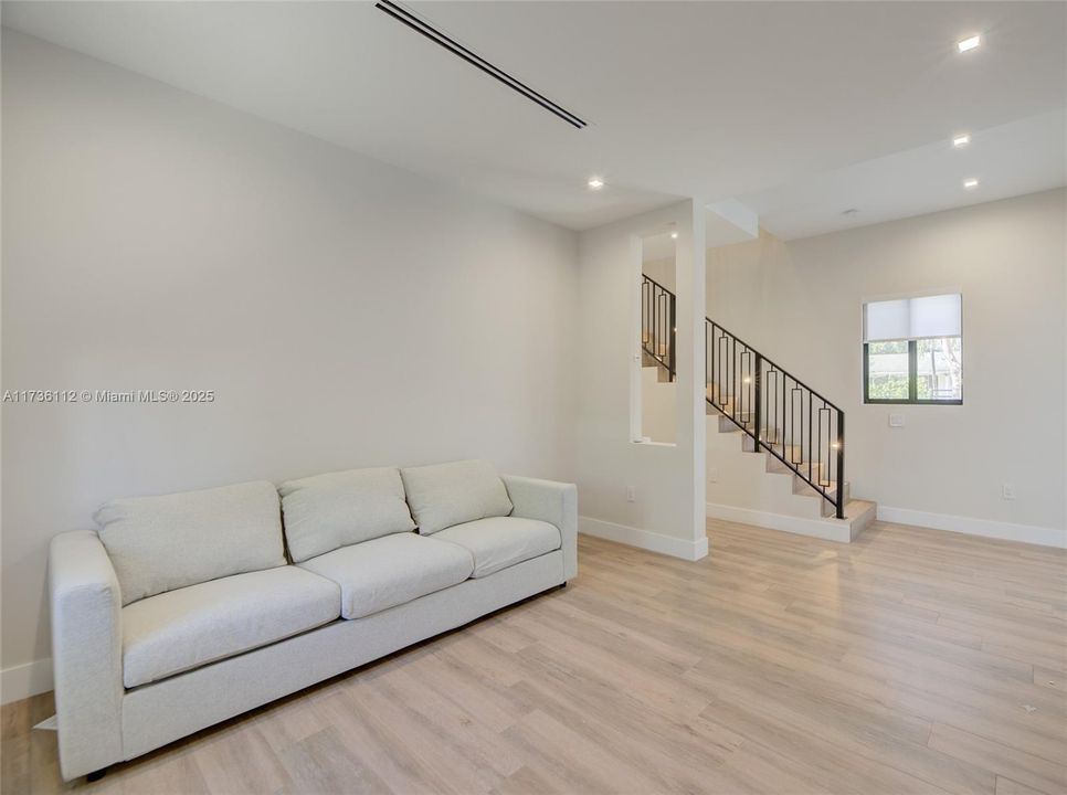 Vendido Recientemente: $2,450,000 (4 camas, 4 baños, 2955 Pies cuadrados)