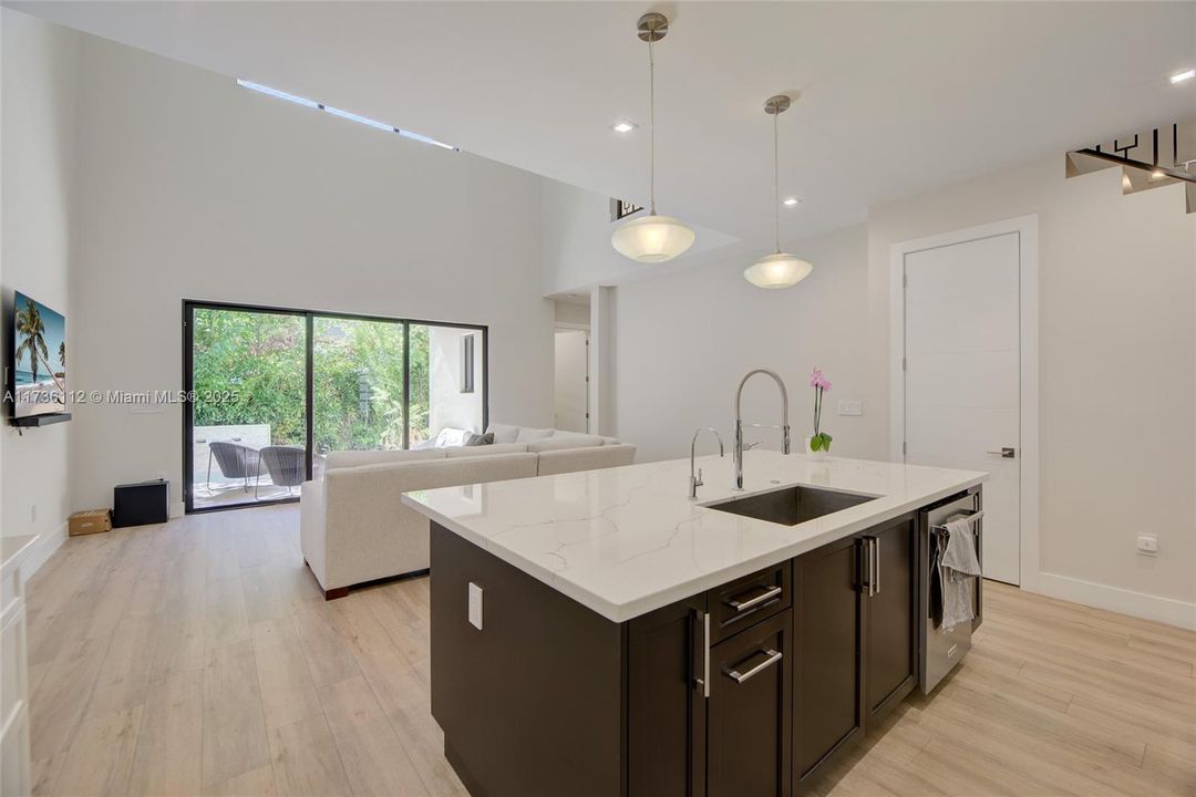 Vendido Recientemente: $2,450,000 (4 camas, 4 baños, 2955 Pies cuadrados)