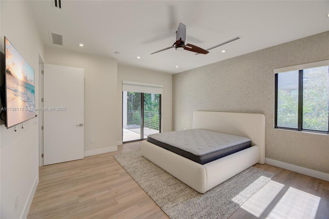 Vendido Recientemente: $2,450,000 (4 camas, 4 baños, 2955 Pies cuadrados)