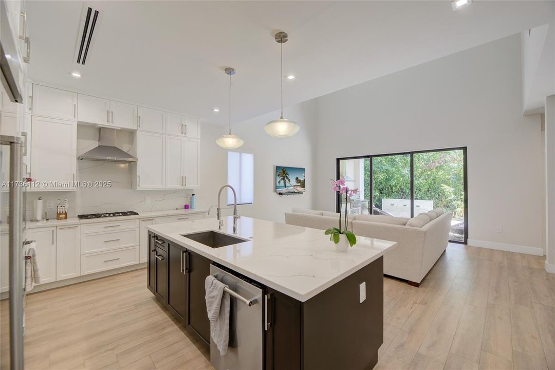 Vendido Recientemente: $2,450,000 (4 camas, 4 baños, 2955 Pies cuadrados)