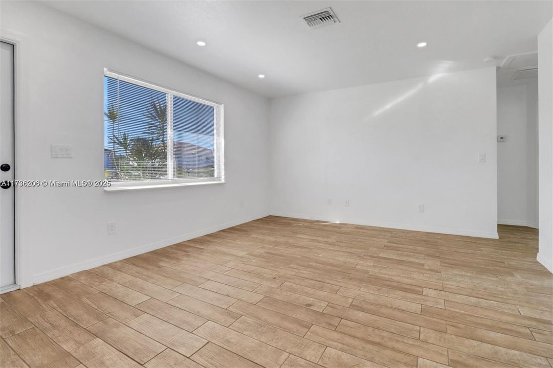 Recently Rented: $1,550 (2 beds, 1 baths, 780 Square Feet)