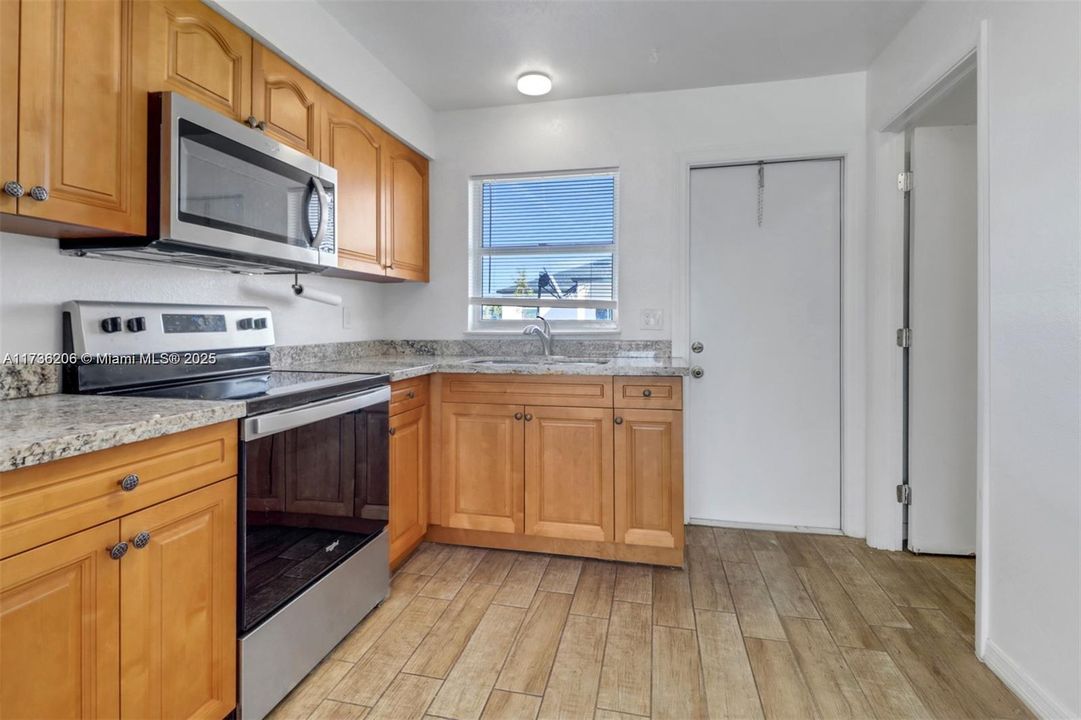 Recently Rented: $1,550 (2 beds, 1 baths, 780 Square Feet)