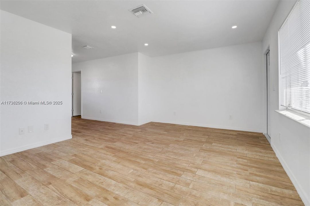 Recently Rented: $1,550 (2 beds, 1 baths, 780 Square Feet)