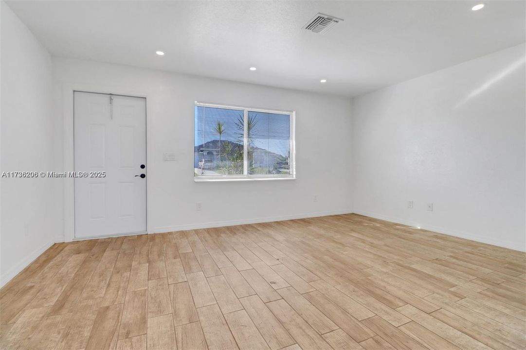 Recently Rented: $1,550 (2 beds, 1 baths, 780 Square Feet)