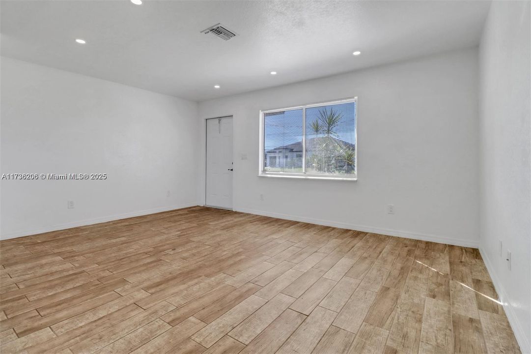 Recently Rented: $1,550 (2 beds, 1 baths, 780 Square Feet)