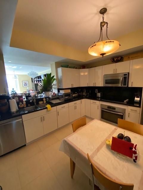 Recently Rented: $4,300 (2 beds, 2 baths, 1846 Square Feet)
