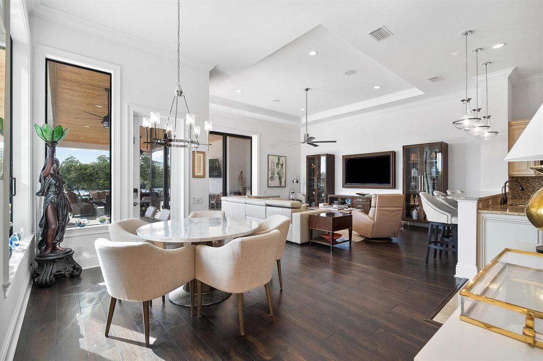 Breakfast & Family room