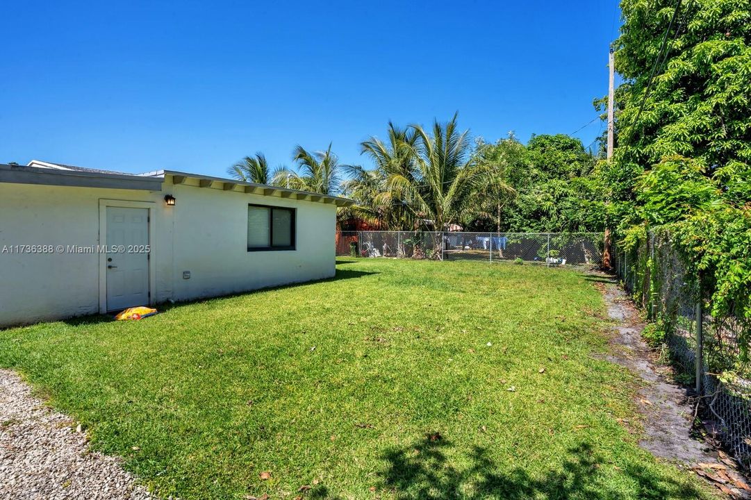 Recently Rented: $3,000 (3 beds, 1 baths, 1266 Square Feet)