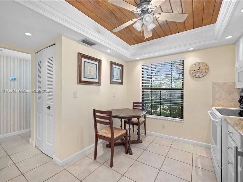 Eat in Kitchen , nice ceiling extra touches