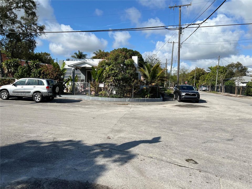 待售: $700,000 (3 贝兹, 1 浴室, 1413 平方英尺)