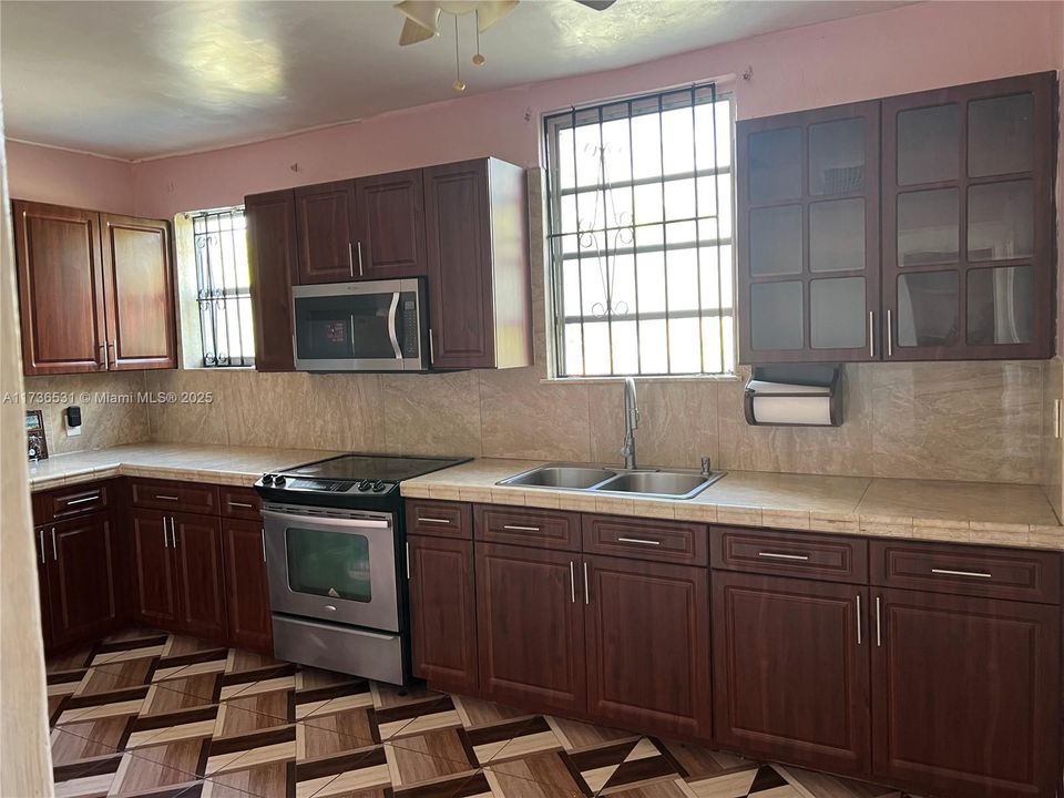 待售: $700,000 (3 贝兹, 1 浴室, 1413 平方英尺)