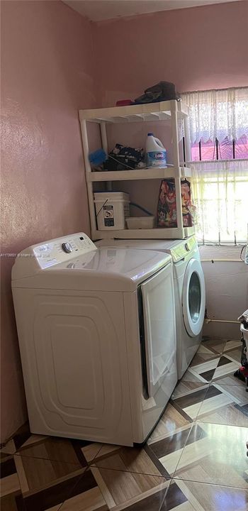 待售: $700,000 (3 贝兹, 1 浴室, 1413 平方英尺)