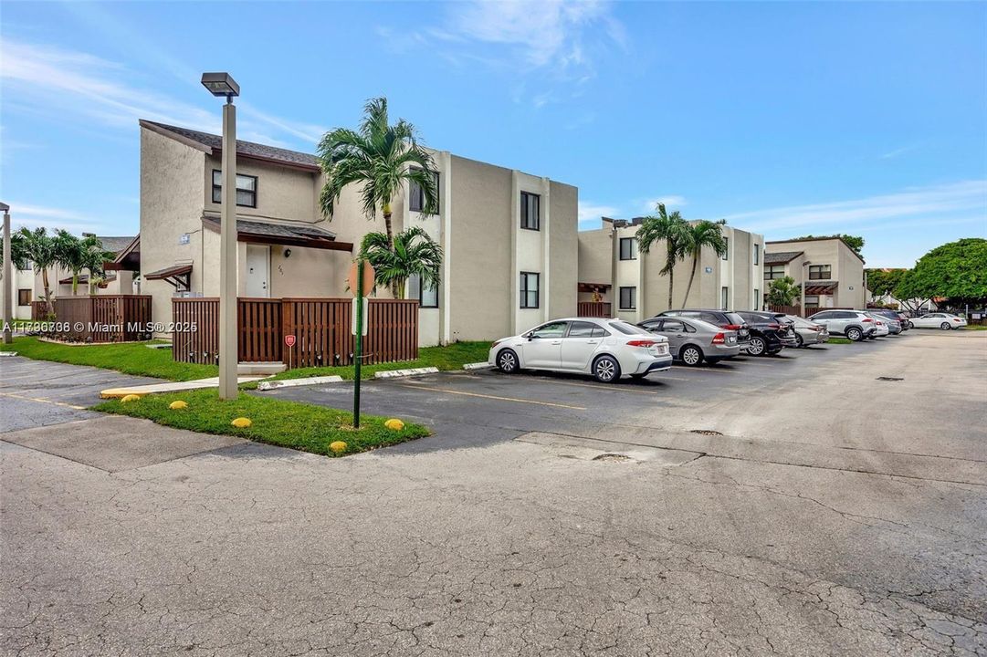 最近租的: $32,400 (2 贝兹, 2 浴室, 981 平方英尺)