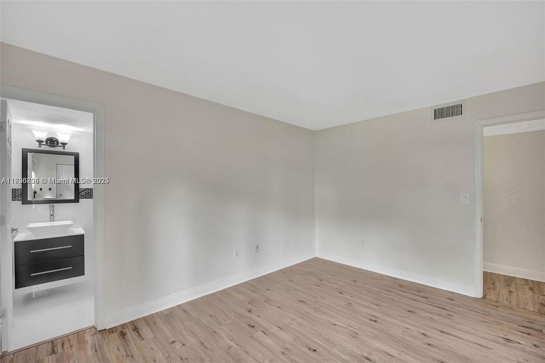 最近租的: $32,400 (2 贝兹, 2 浴室, 981 平方英尺)