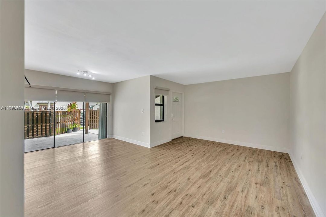 最近租的: $32,400 (2 贝兹, 2 浴室, 981 平方英尺)