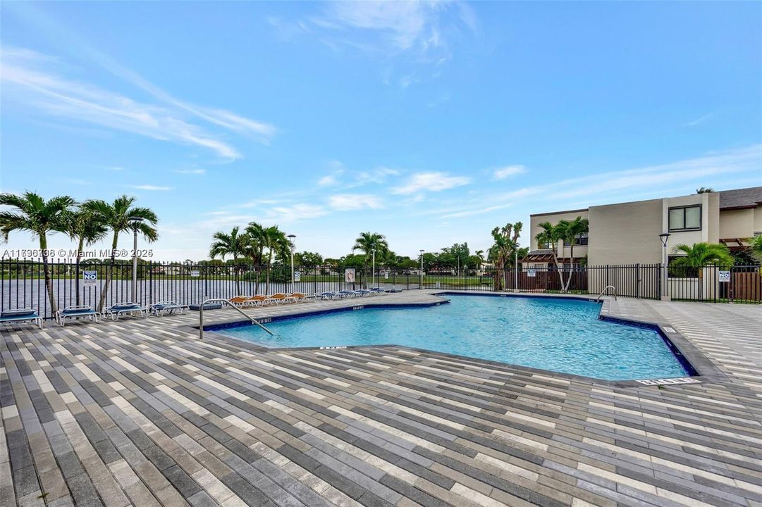 最近租的: $32,400 (2 贝兹, 2 浴室, 981 平方英尺)