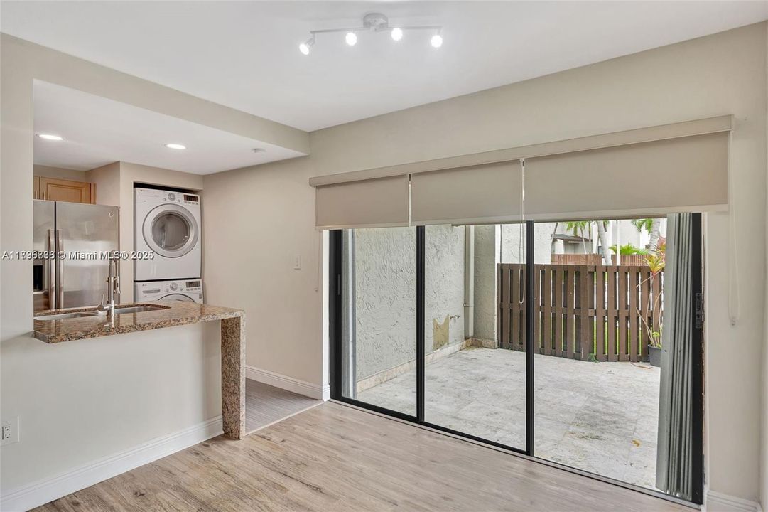 最近租的: $32,400 (2 贝兹, 2 浴室, 981 平方英尺)