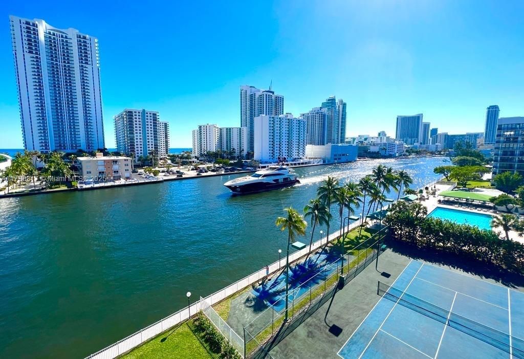 Recently Rented: $2,800 (2 beds, 2 baths, 1430 Square Feet)