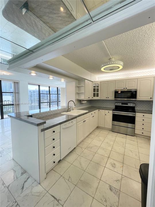 Recently Rented: $2,800 (2 beds, 2 baths, 1430 Square Feet)