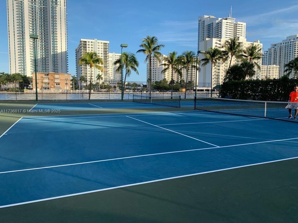 Recently Rented: $2,800 (2 beds, 2 baths, 1430 Square Feet)