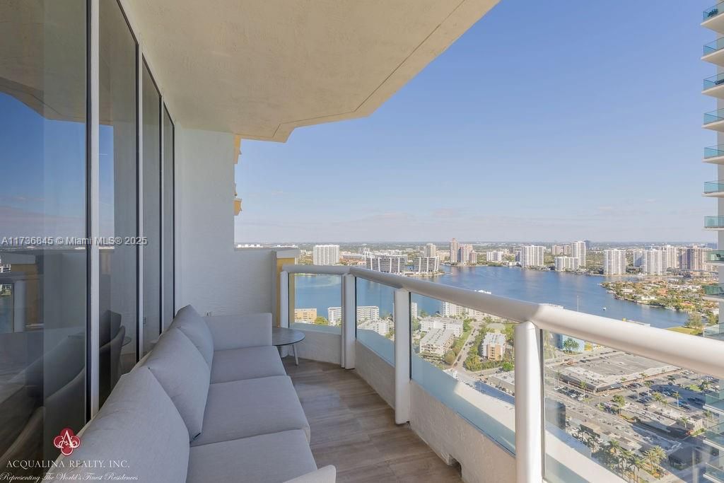 Recently Sold: $5,300,000 (4 beds, 4 baths, 2736 Square Feet)